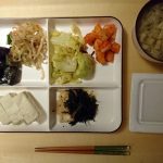 野菜不足の夜ご飯。お惣菜の品目多めに。